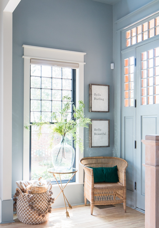 Kết hợp cùng ánh sáng tự nhiên, sơn tường màu xanh da trời tạo cảm giác rộng rãi, cao thoáng hơn cho căn phòng.