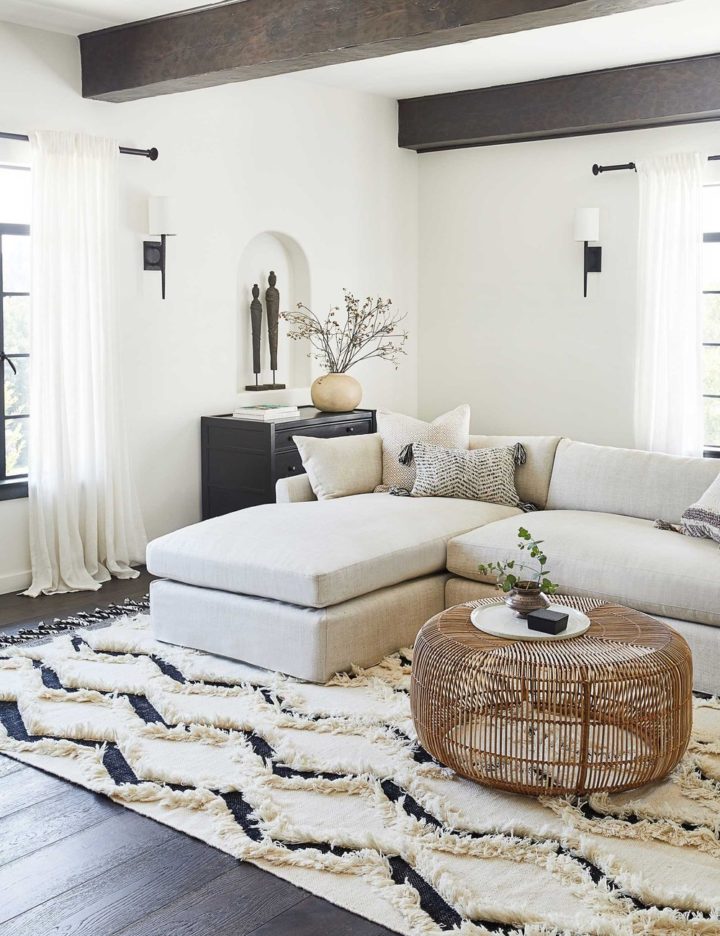 Thảm trải nên cùng tông màu và hài hòa với phong cách tổng thể của phòng khách.
