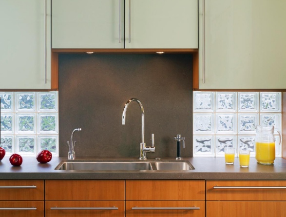 Với đặc tính chống bám dính tốt, gạch kính được sử dụng để ốp tường chắn bếp.