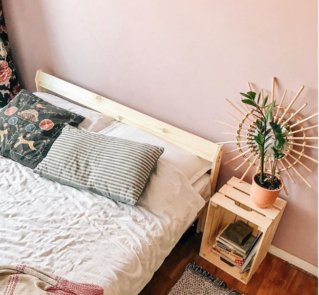 hình ảnh phòng ngủ với tường sơn màu hồng phấn nhẹ nhàng