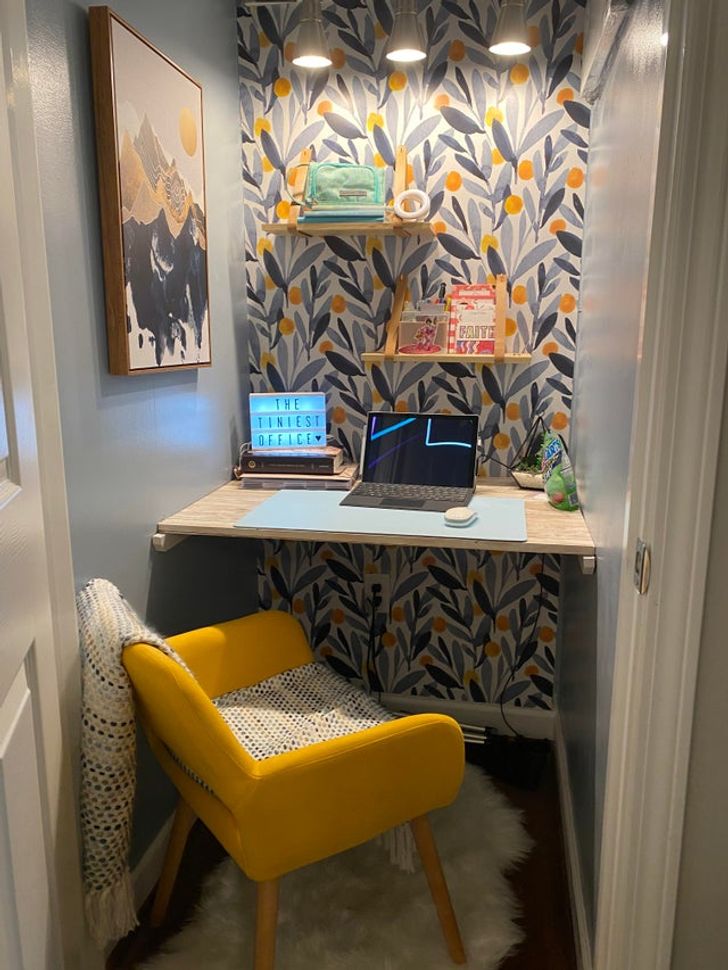 Một văn phòng siêu nhỏ được tạo ra từ tủ quần áo cũ.