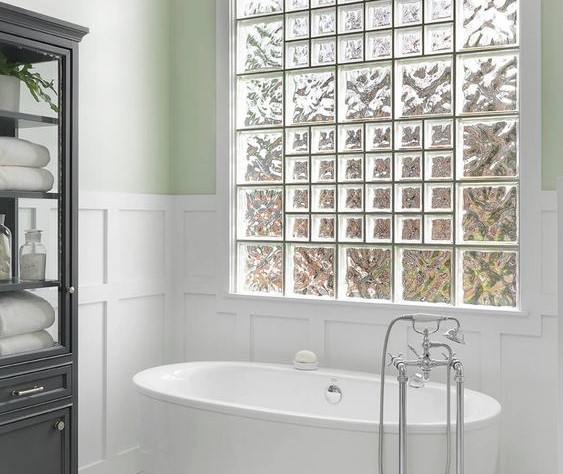 Cửa sổ gạch kính cho phép ánh sáng tự nhiên ngập tràn phòng tắm nhỏ.