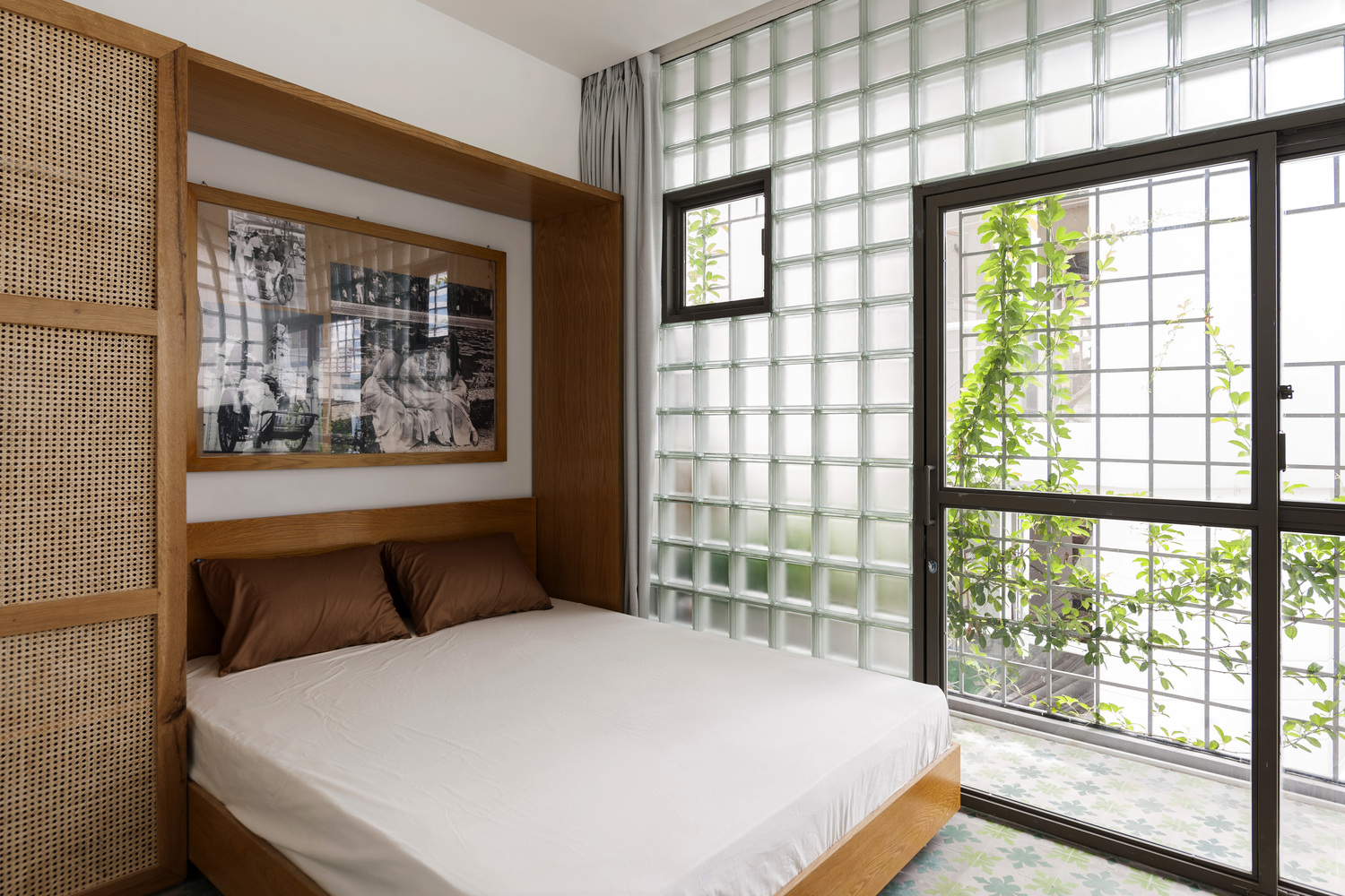 Tường gạch kính lấy sáng giúp phòng ngủ nhỏ thoáng đãng và ấn tượng hơn.