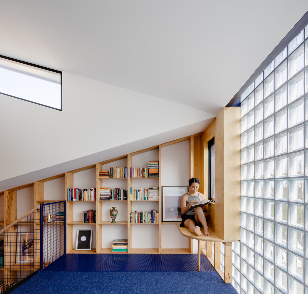 Bức tường gạch kính lấy sáng tự nhiên tối đa cho phòng đọc sách.