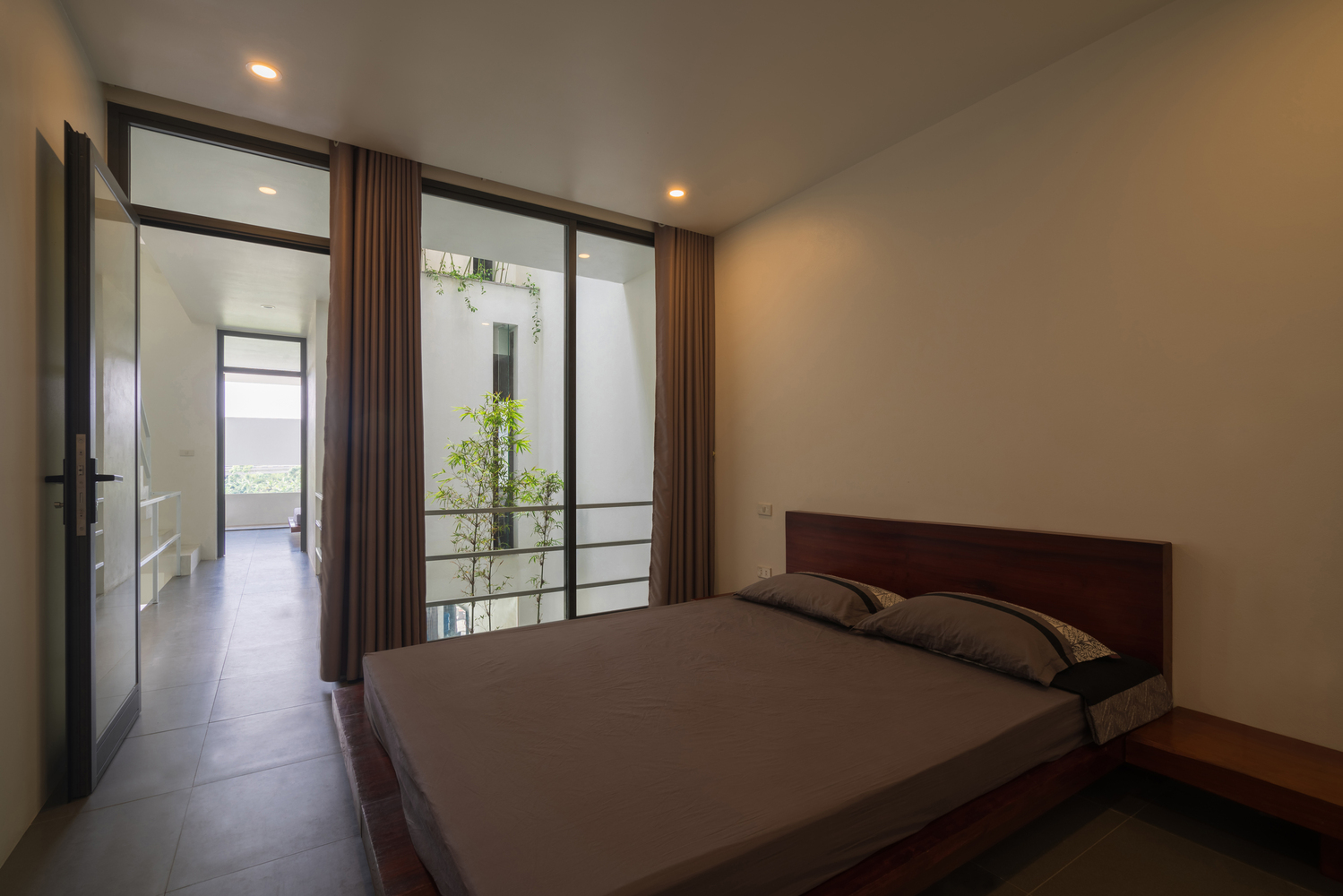 Phòng ngủ có thiết kế tối giản, sử dụng bảng màu trung tính nhằm tạo cảm giác thư giãn, giúp người dùng ngủ ngon giấc hơn.