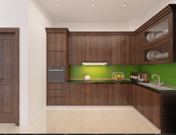 Hệ tủ bếp trên và dưới cùng chất liệu, màu sắc cung cấp không gian lưu trữ thoải mái. Tường chắn ốp kính màu xanh lá mát mắt.