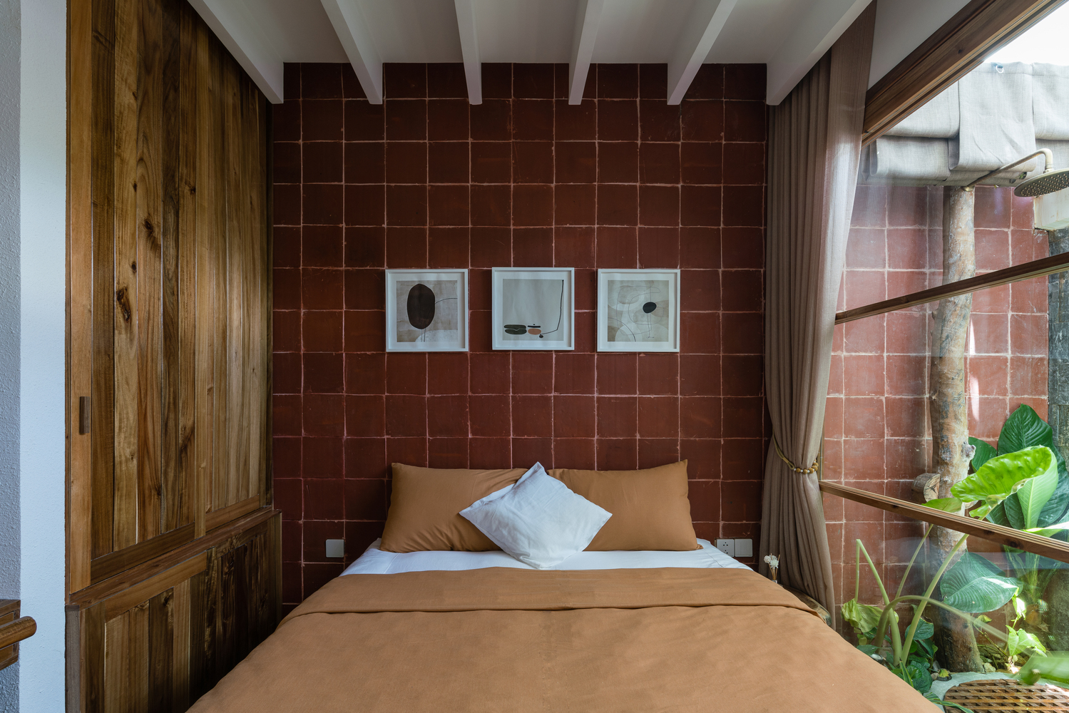 Phòng ngủ ấn tượng với tường đầu giường màu nâu gạch ấm áp.