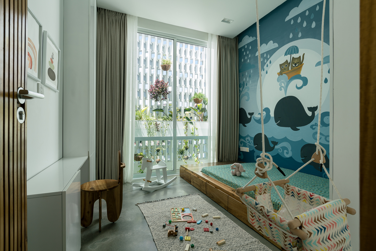 Phòng ngủ trẻ em được bài trí với những tông màu tươi sáng hơn, decor tường ngộ nghĩnh, phù hợp với độ tuổi của bé.