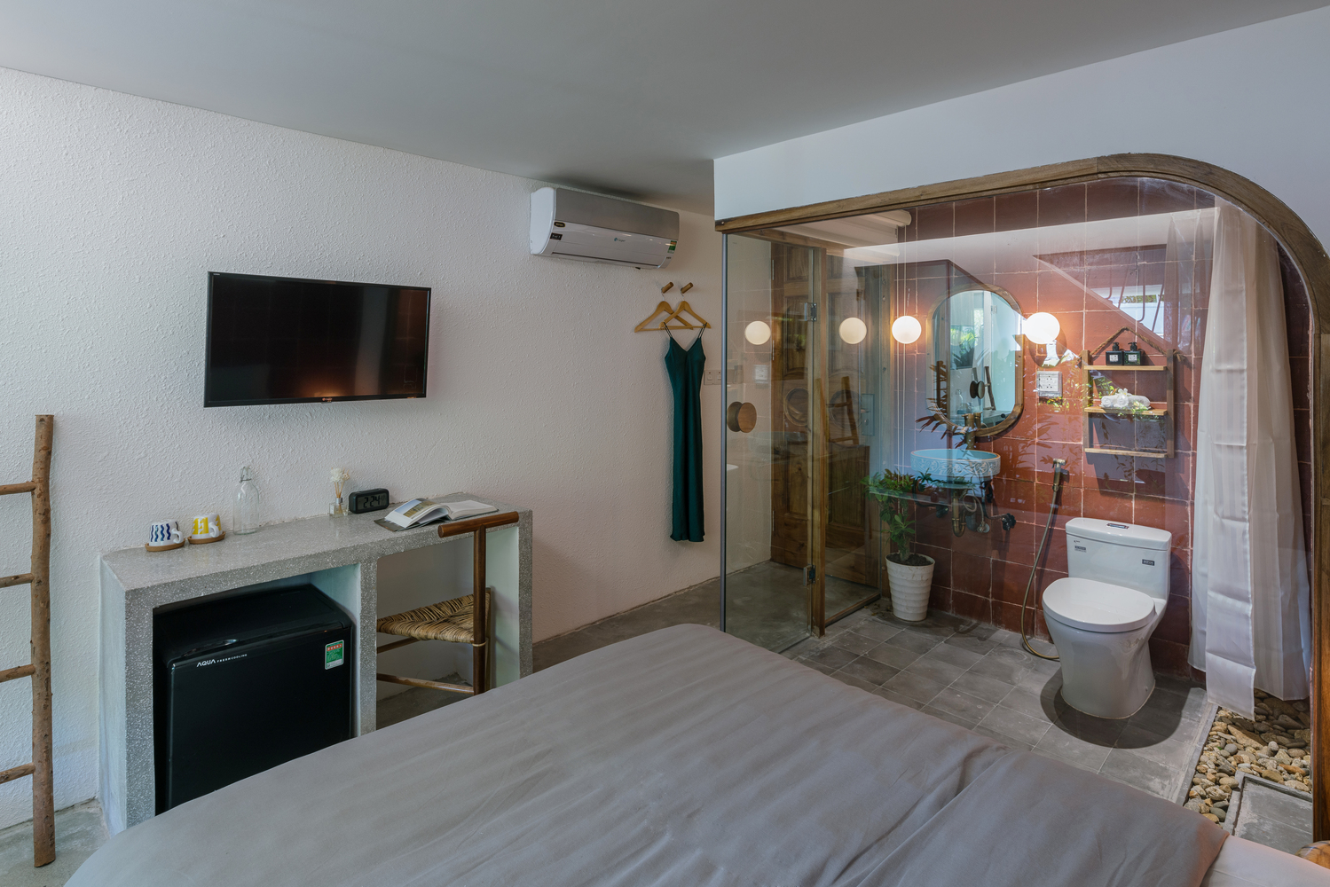 Một phòng ngủ khác với thiết kế nội thất tương tự, tạo cảm giác thư giãn cho người dùng.