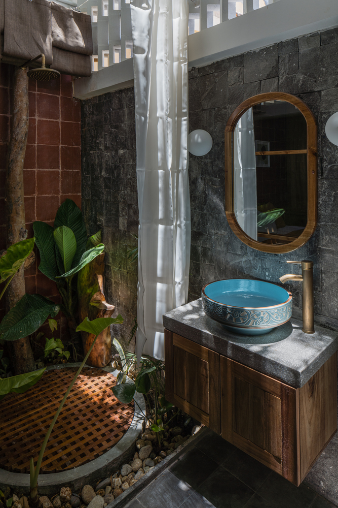 Phòng tắm lộ thiên sử dụng nội thất làm từ chất liệu tự nhiên chủ đạo.