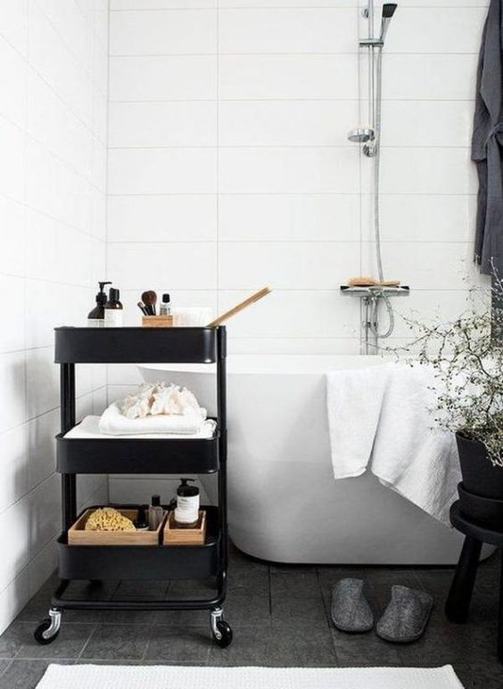 Kệ di động màu đen tạo điểm nhấn ấn tượng, sành điệu cho phòng tắm phong cách Scandinavian truyền thống.