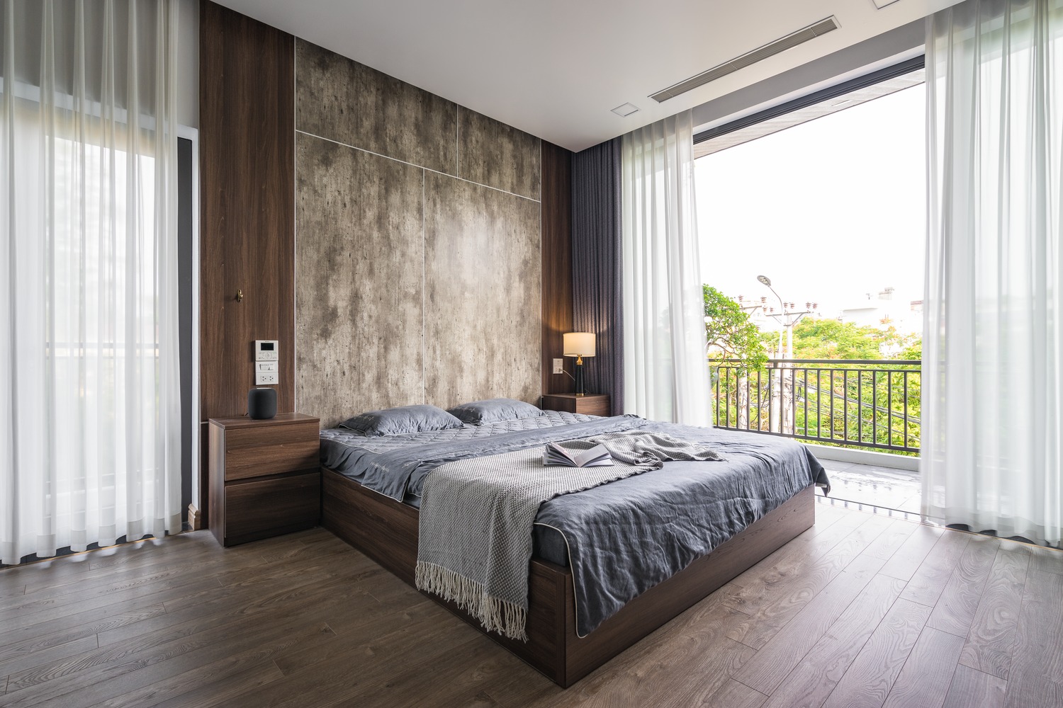 phòng ngủ rộng rãi, nội thất tối giản, cửa lớn mở ra ban công đón sáng tự nhiên và thông gió chéo hiệu quả cho nhà phố Hải Dương