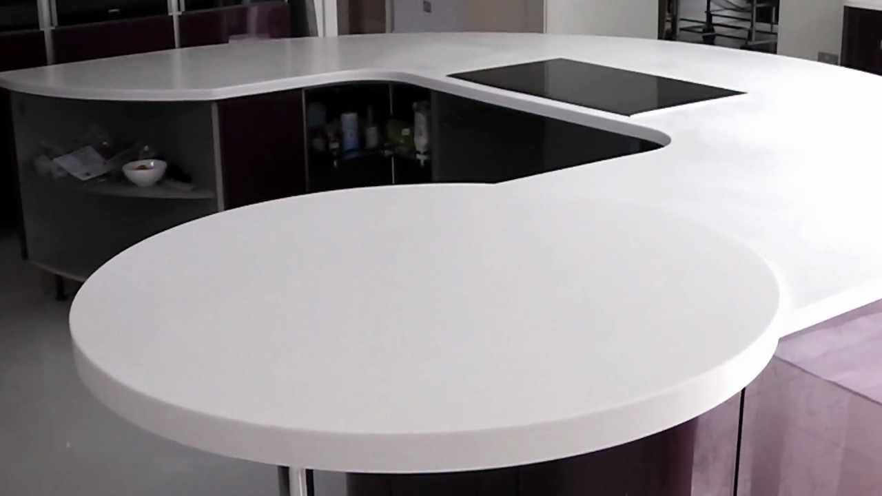 hình ảnh cận cảnh bề mặt bàn bếp màu trắng làm bằng Acylic