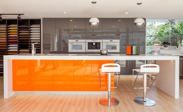 Tủ bếp làm bằng tấm Acrylic với bề mặt sáng bóng, mang đến cảm giác sạch sẽ, sang trọng cho không gian nấu nướng.
