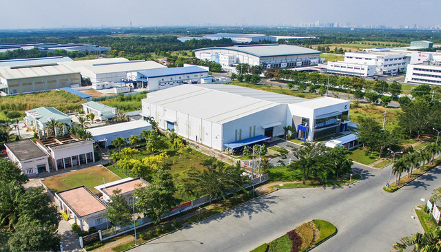 hình ảnh một khu công nghiệp nhìn từ trên cao với nhiều nhà máy, kho xưởng xen kẽ cây xanh, đường sá