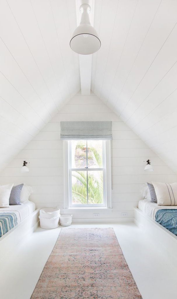 phòng ngủ áp mái tông màu trắng sáng