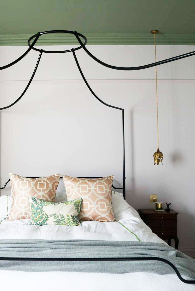 Phòng ngủ thú vị với trần sơn màu xanh lá úa