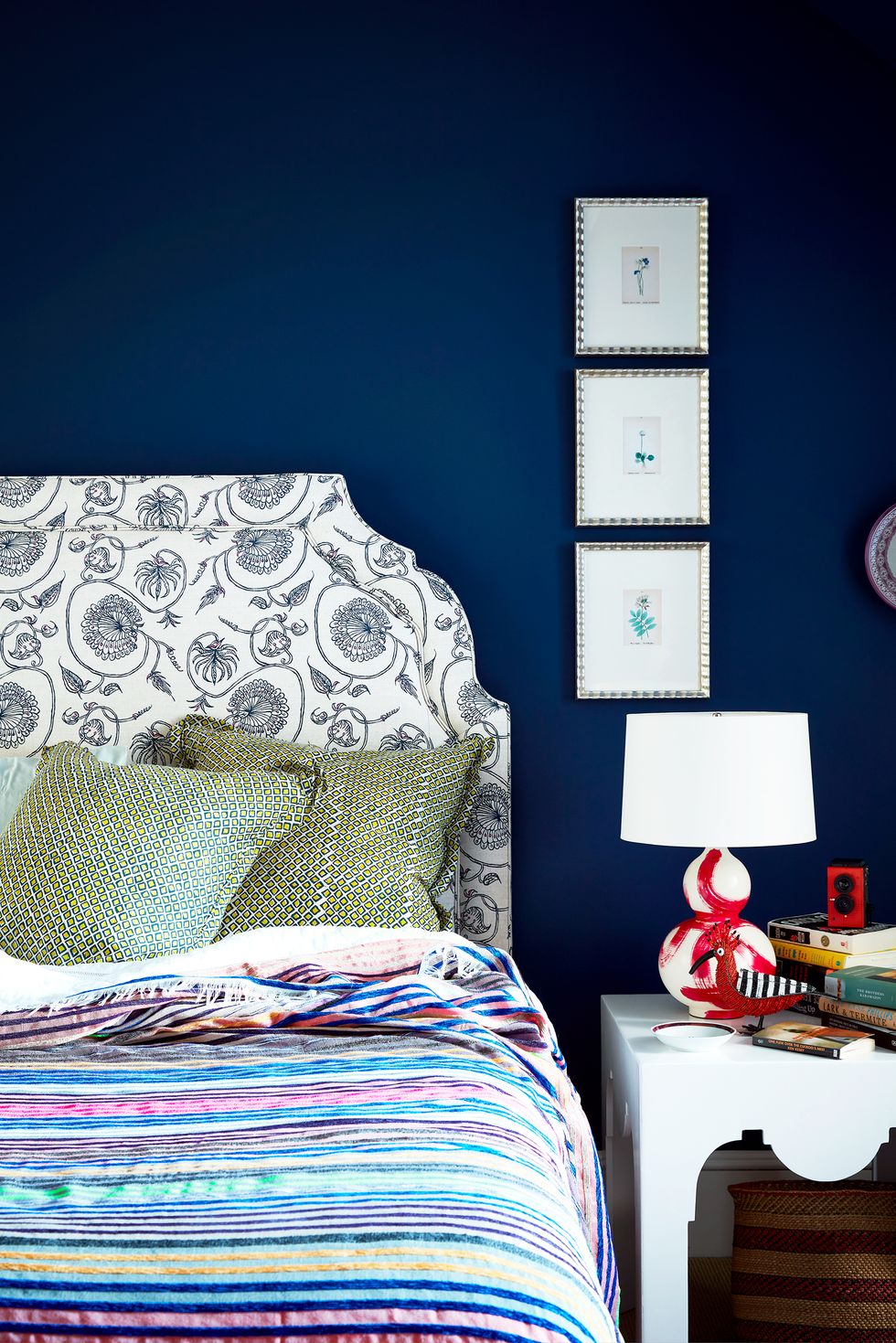 tường đầu giường sơn màu xanh navy đậm