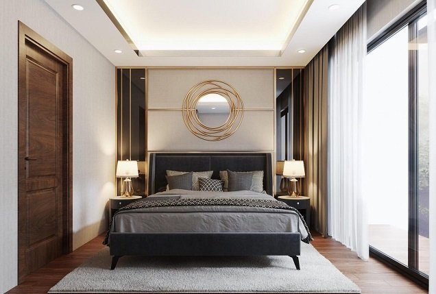 Phòng ngủ master sang trọng với tông màu trắng xám chủ đạo. Khung cửa kính lớn cho phép ánh sáng tự nhiên chan hòa khắp căn phòng.