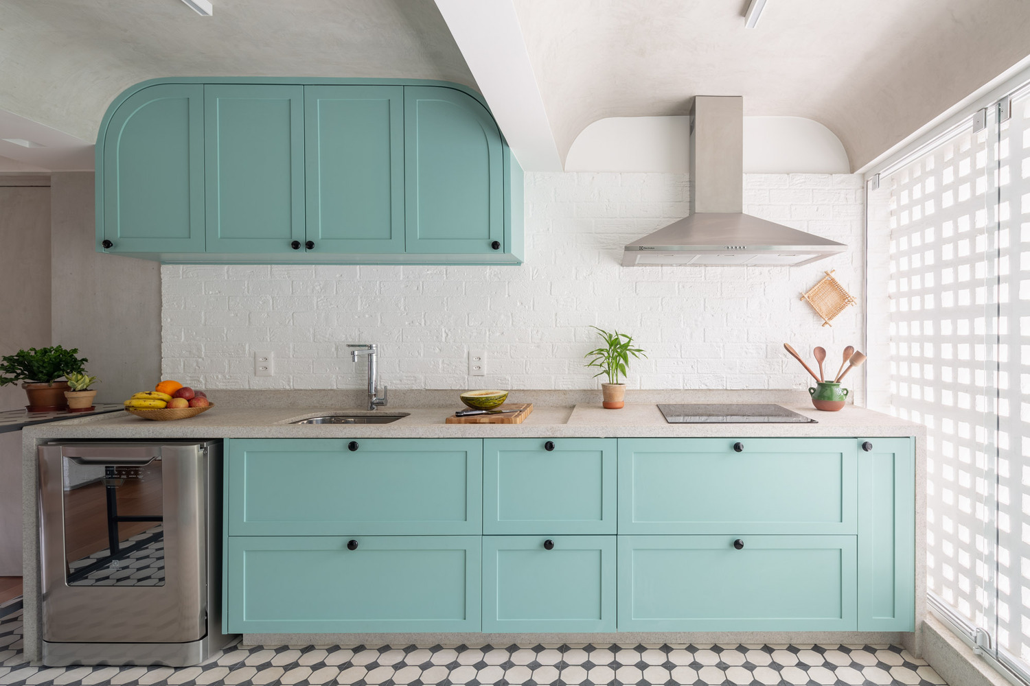 Tủ bếp màu xanh ngọc xinh yêu, làm sáng bừng gian bếp.