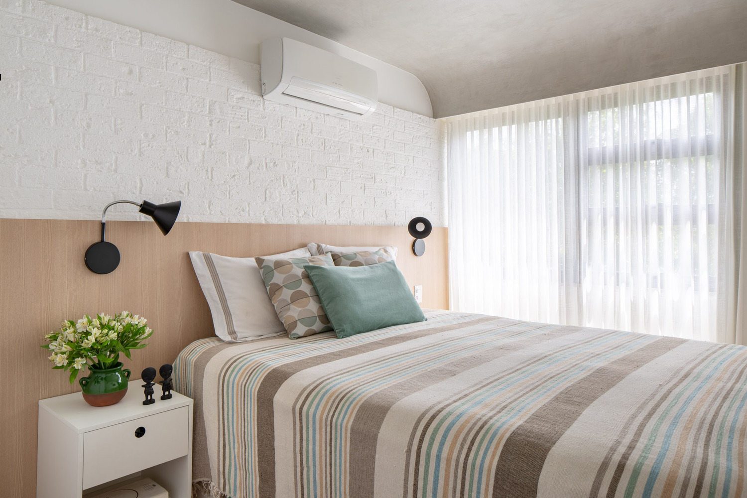 Phòng ngủ master của vợ chồng gia chủ có thiết kế đơn giản mà tinh tế.