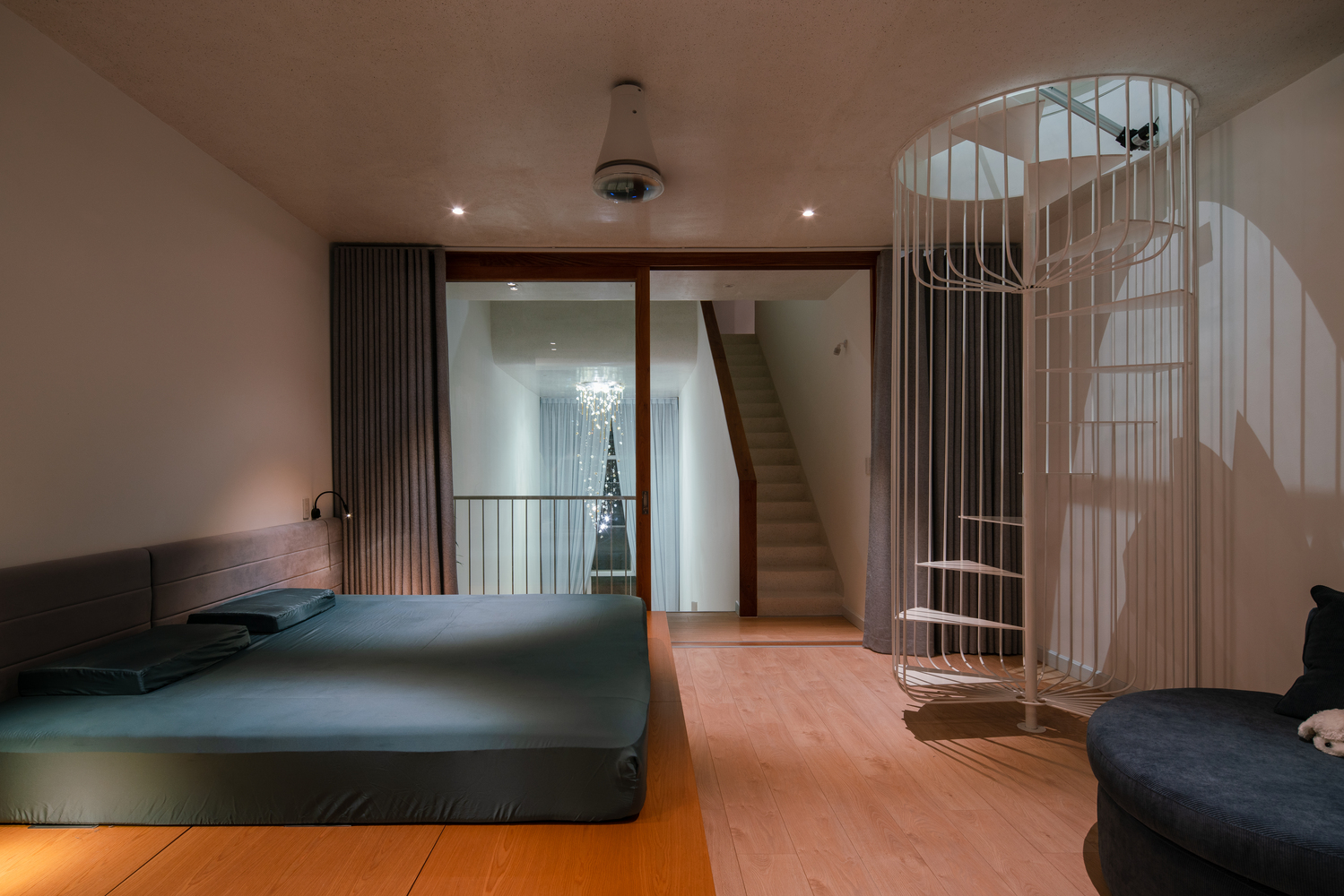 Thiết kế nội thất phòng ngủ hiện đại, tối giản, không phụ kiện rườm rà.