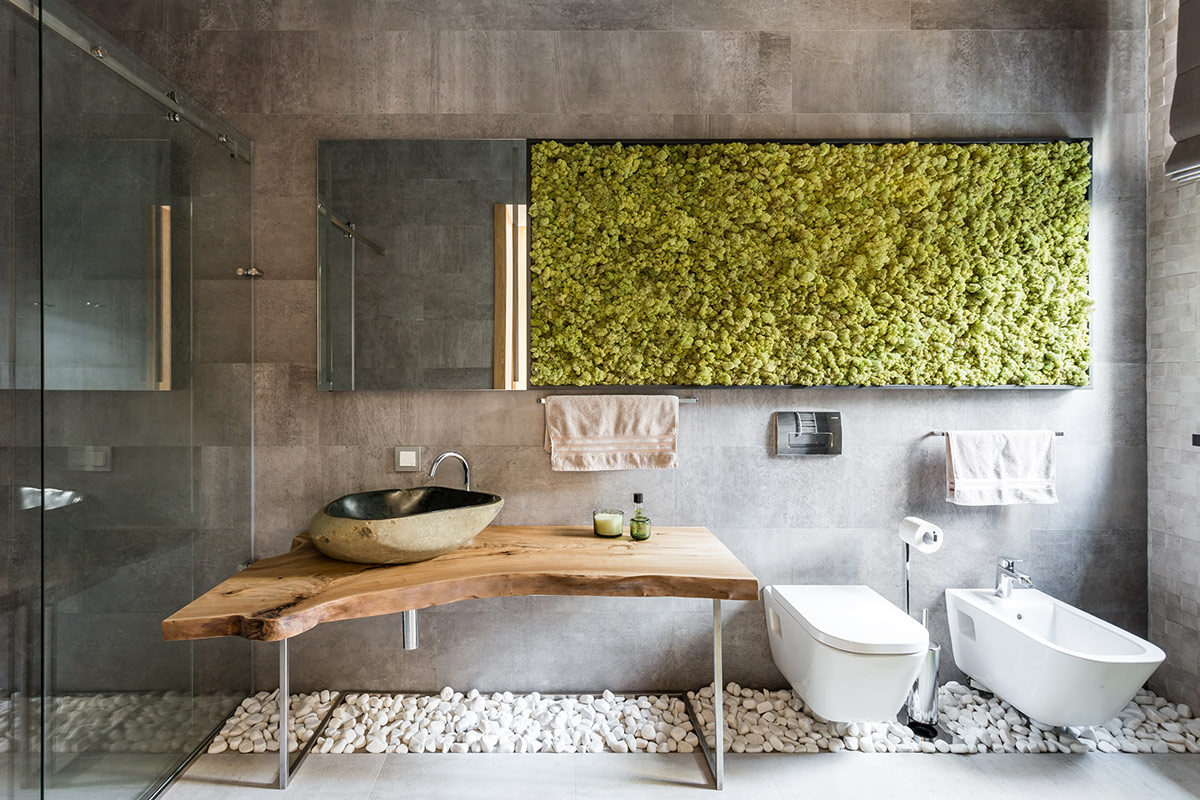 Nội thất phòng tắm được thiết kế theo phong cách tối giản, mang hơi hướng thiền tịnh và gần gũi với thiên nhiên xanh mát.