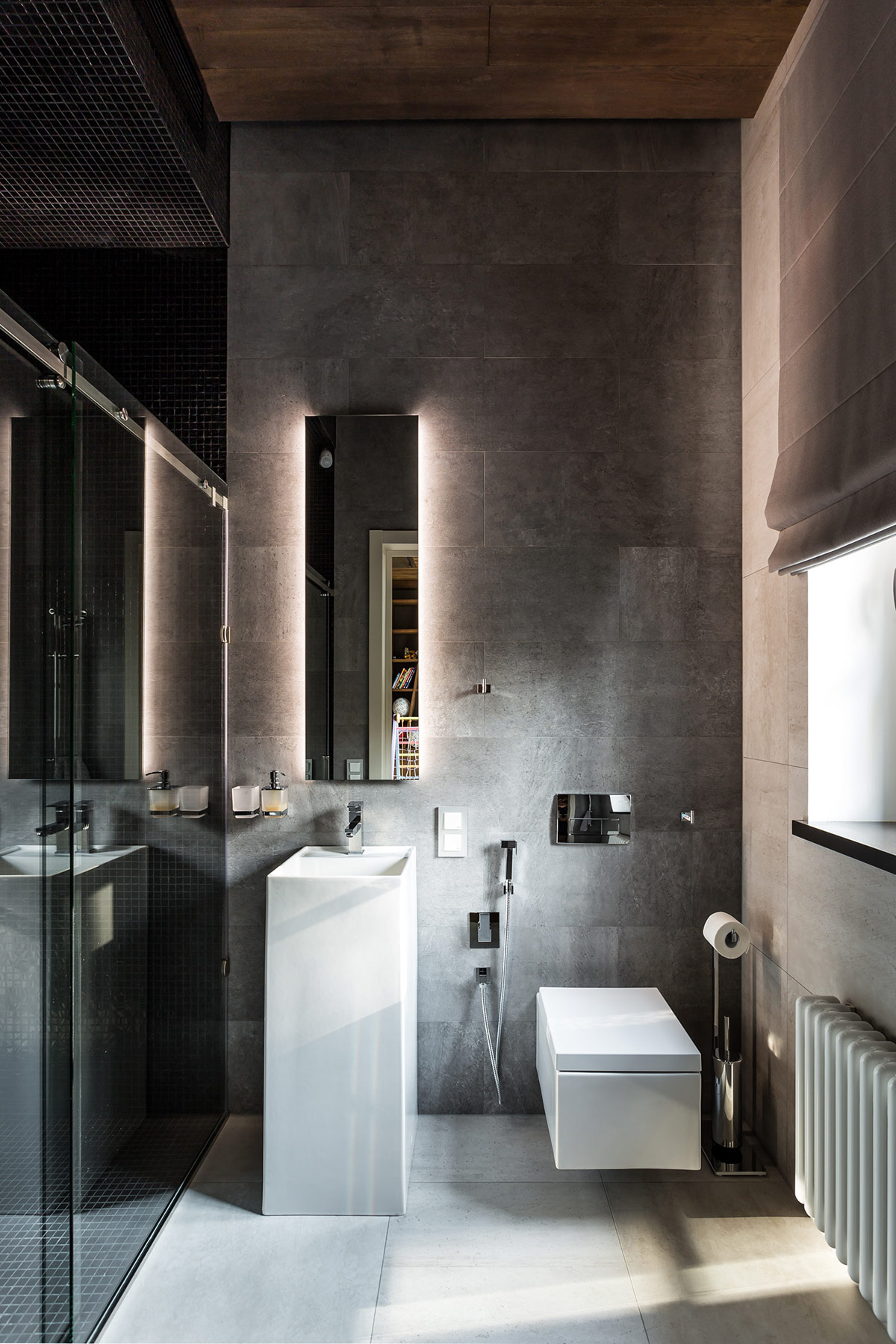 Phòng tắm thứ hai là một thiết kế tuyến tính hiện đại với nội thất hình vuông.