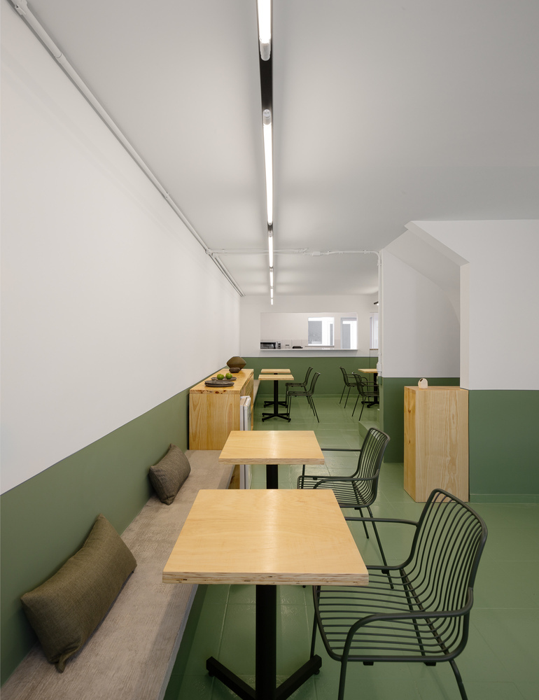Nền nhà và chân tường màu xanh lá tạo hiệu ứng thẩm mỹ hút mắt cho không gian quán cà phê, nhà hàng...