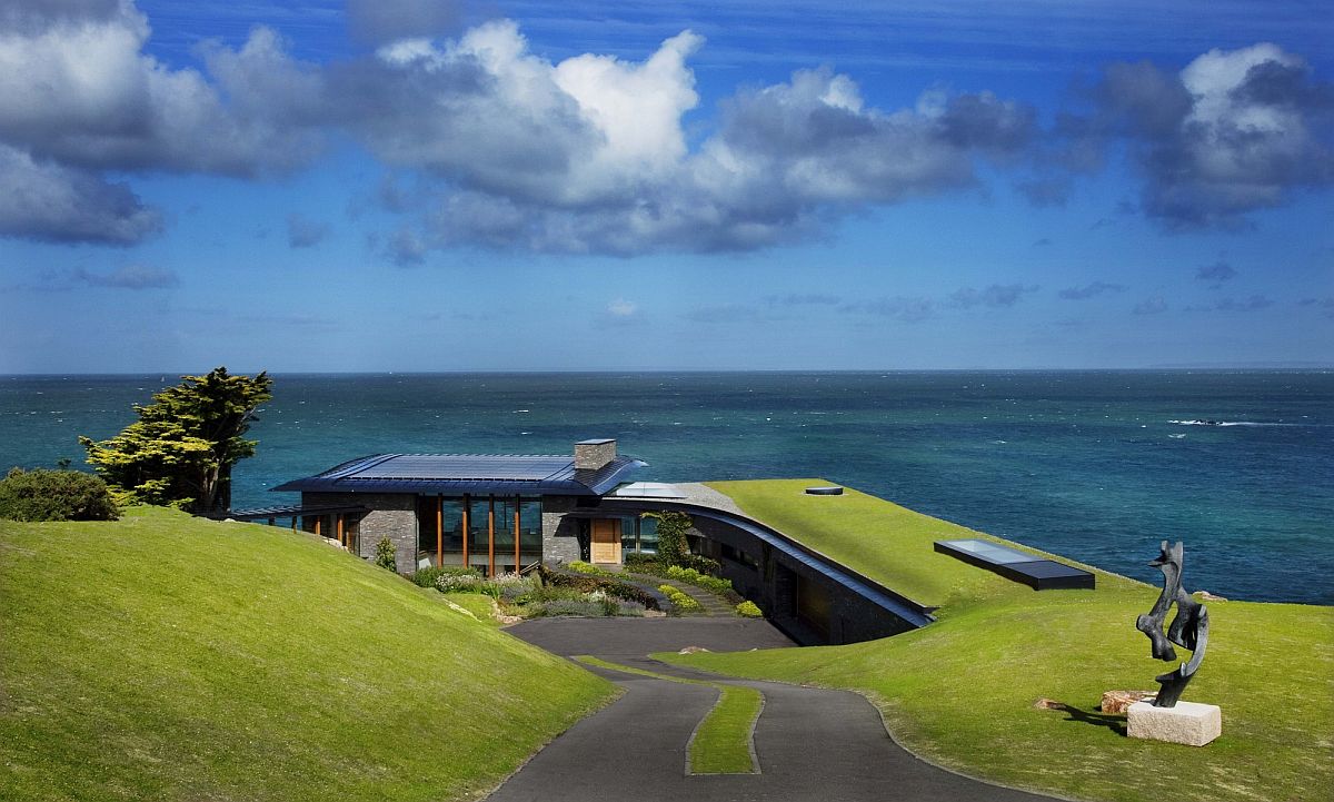 hình ảnh toàn cảnh ngôi nhà trên đảo với phần lớn mái phủ kín cỏ xanh