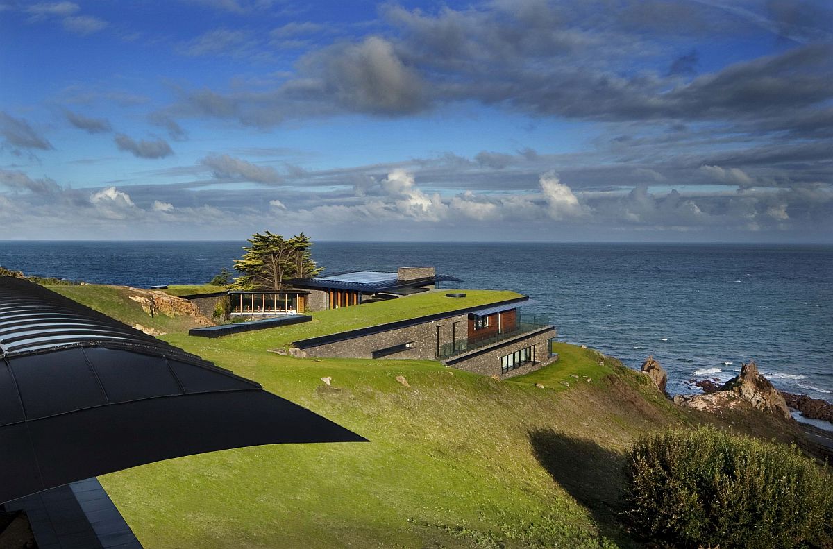 Mái nhà xanh đáng yêu kết nối liền mạch giữa ngôi nhà với cảnh quan ven biển.