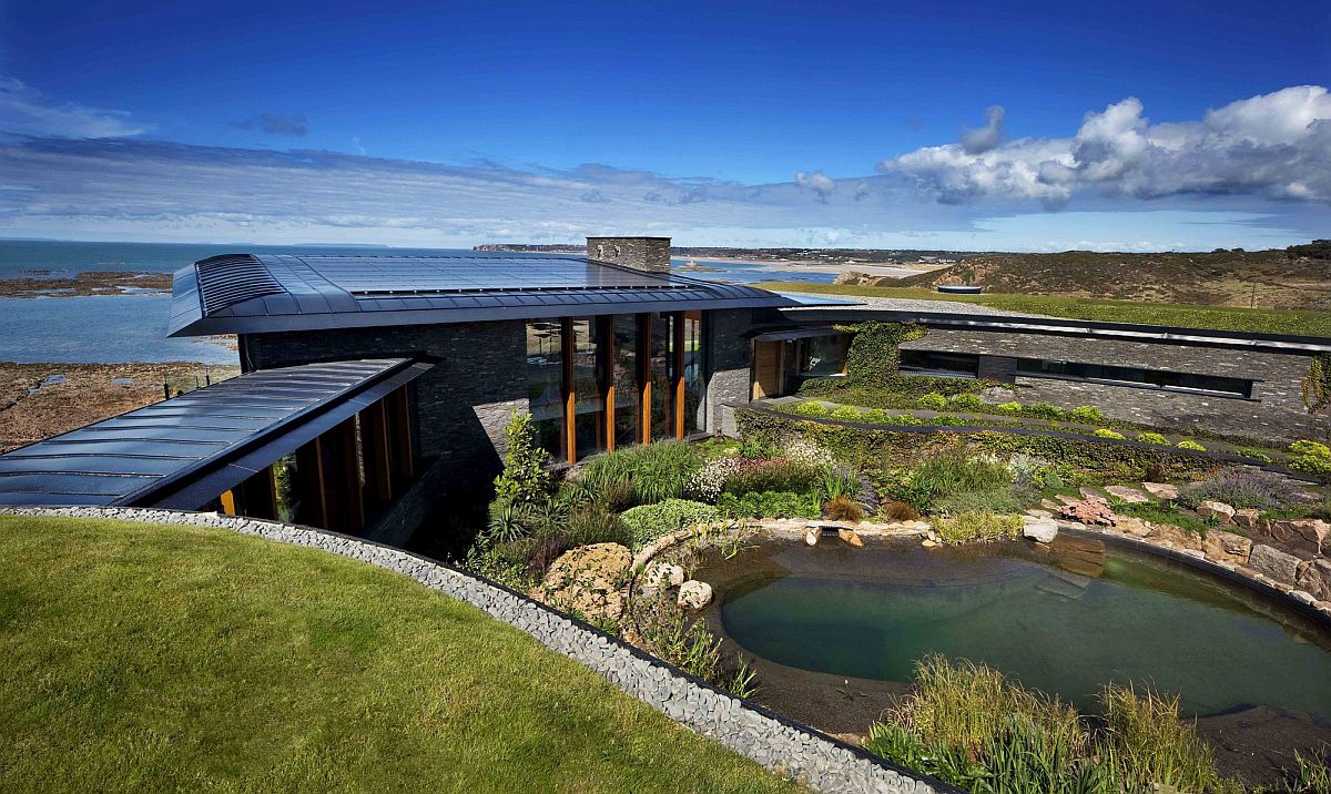 Dự án gồm hai ngôi nhà và một hồ bơi tự nhiên trong mát. Hệ cửa sổ kính trong suốt, cao rộng cung cấp tầm nhìn lý tưởng ra đại dương.