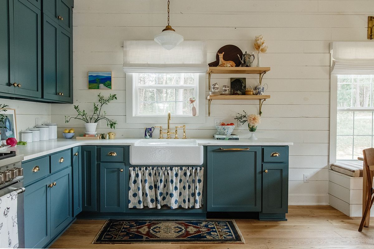 Những chiếc tủ màu xanh xám tuyệt đẹp cùng với tay nắm bằng đồng mang lại sự tươi sáng cho căn bếp theo phong cách trang trại.
