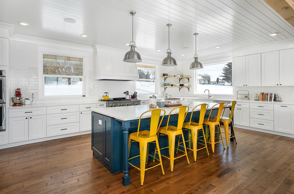 Đảo bếp màu xanh lam rạng rỡ kết hợp với những chiếc ghế màu vàng đậm tạo nên tác động thị giác lớn, gây ấn tượng ngay từ cái nhìn đầu tiên.
