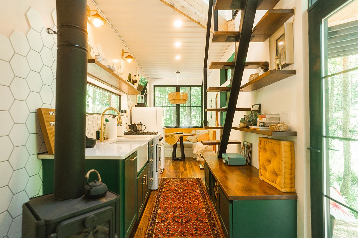 Trong phòng bếp phong cách trang trại kết hợp Bohomian này, sắc vàng nắng và xanh ngọc phối hợp ăn ý, gây ấn tượng thị giác mạnh.