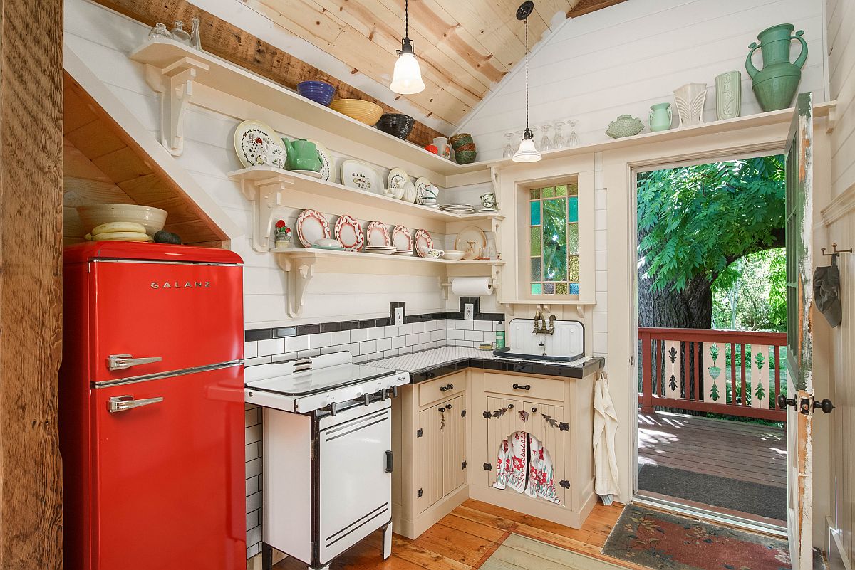 Chính chiếc tủ lạnh cổ điển màu đỏ đã mang lại màu sắc cho căn bếp theo phong cách trang trại tông màu trắng sáng chủ đạo.