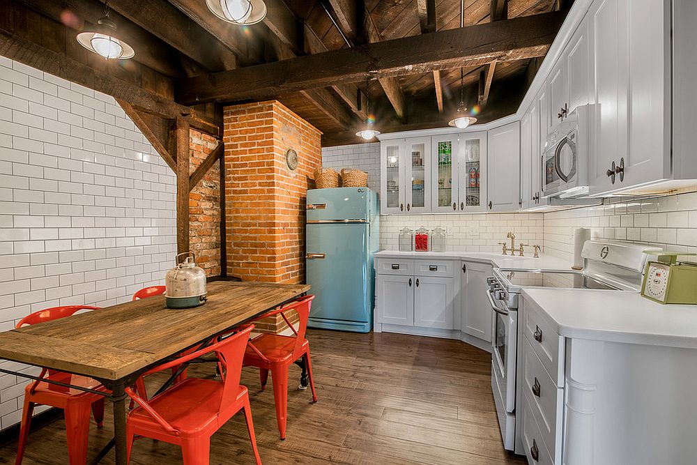 Ghế ăn, tủ lạnh tông màu nổi bật giúp phòng bếp phong cách trang trại trở nên hiện đại hơn.