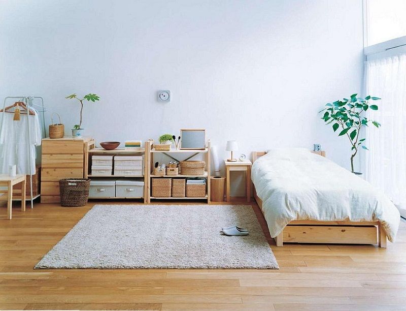 hình ảnh bên trong một ngôi nhà kiểu Nhật với giường thấp sàn, tủ kệ bằng gỗ gọn gàng, cây xanh tạo điểm nhấn