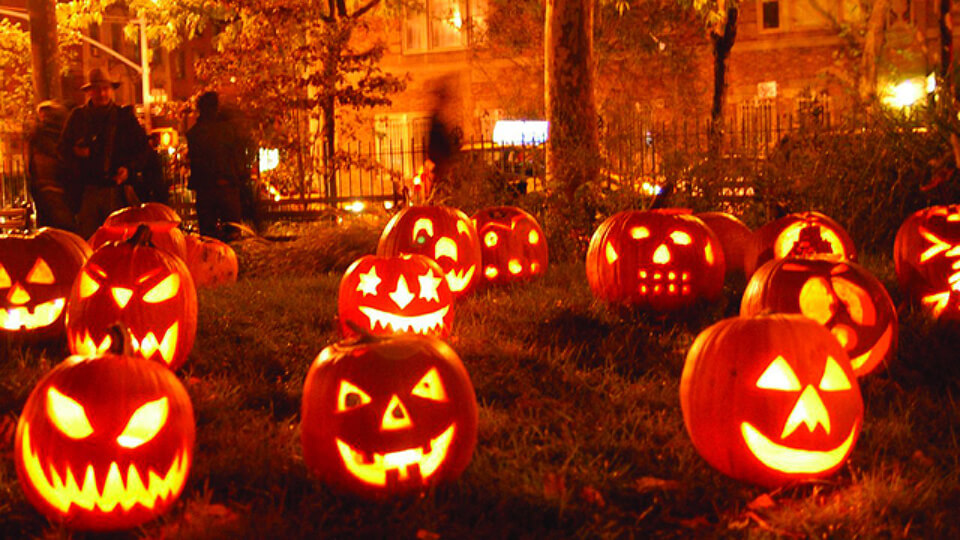 hình ảnh trang trí sân vườn mùa halloween với bí ngô và đèn LED