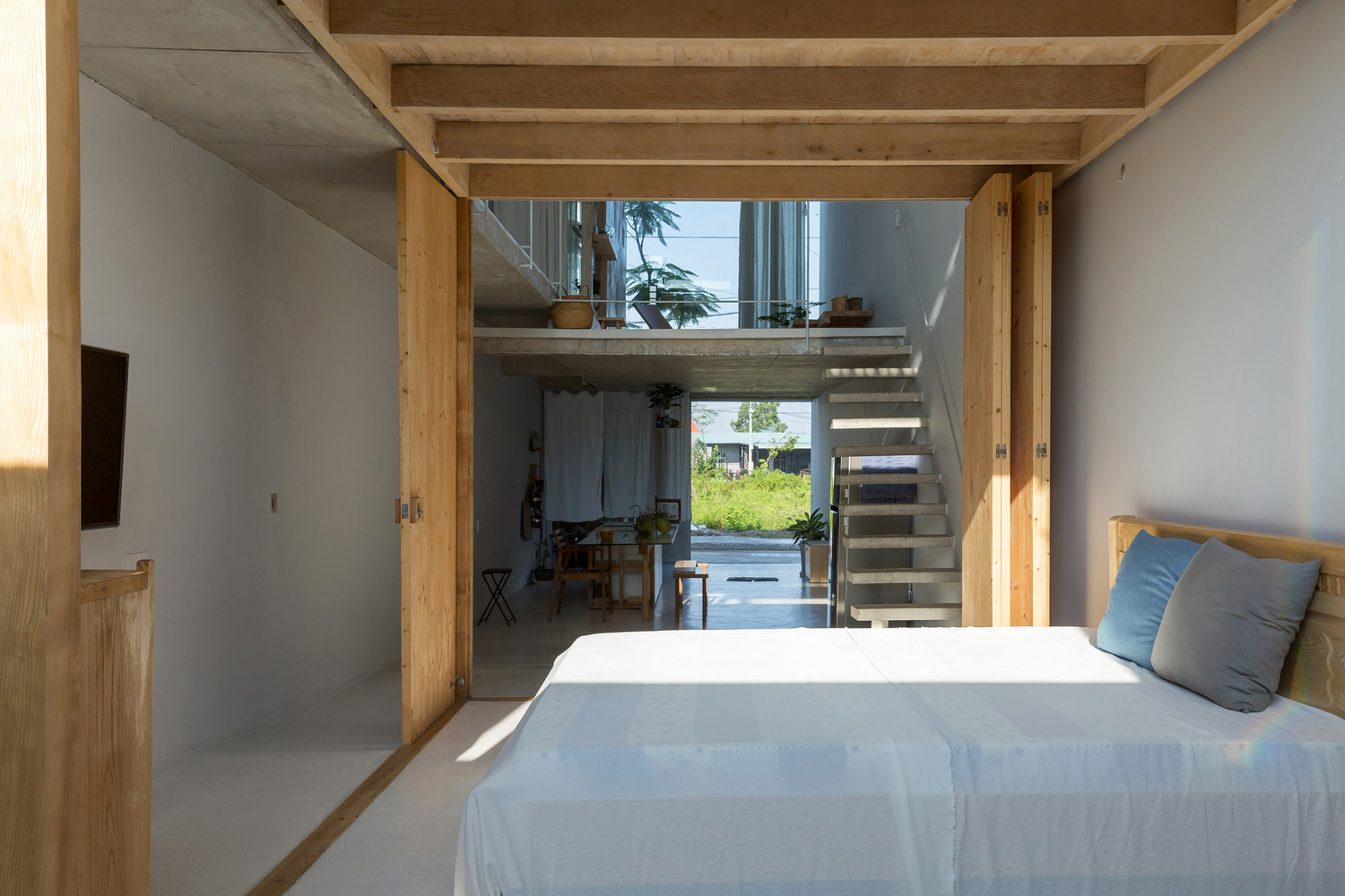 phòng ngủ được thiết kế như giường tầng với khung gỗ tự nhiên chắc chắn