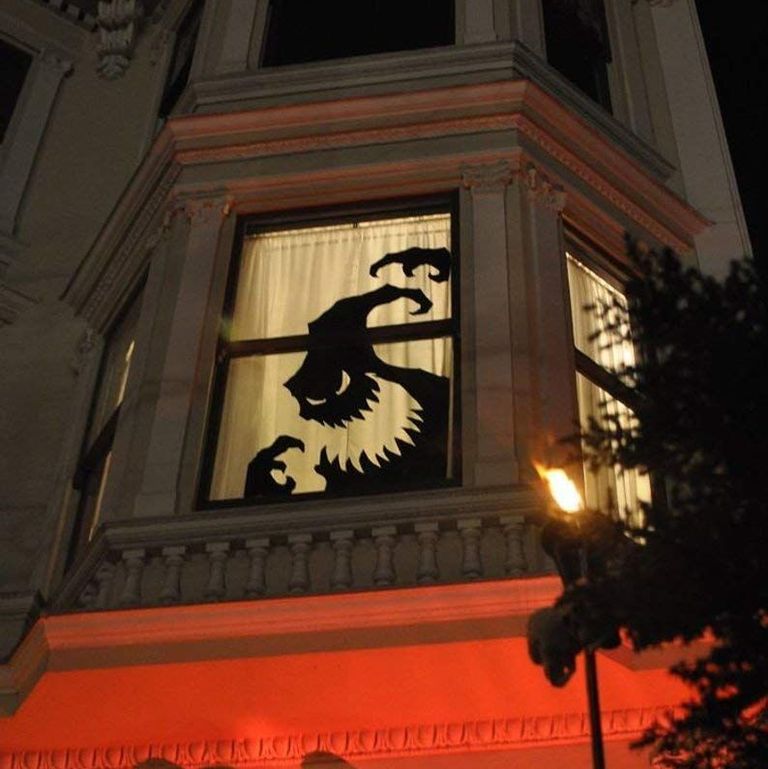 Decal dán cửa sổ "Nightmare Before Christmas" trông thật đặc biệt và lạ kỳ khi được dán vào khung cửa sổ trên tầng cao của ngôi nhà.