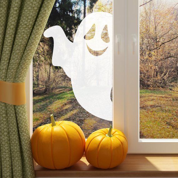 Decal cửa sổ "ma" thân thiện vừa không làm hàng xóm sợ hãi, vừa mang đến bầu không khí Halloween cho khuôn viên ngôi nhà.