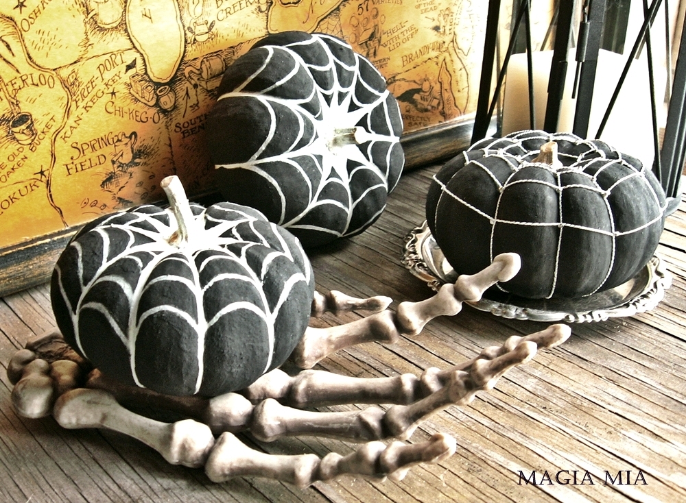 Kết hợp những quả bí ngô được sơn với những mảnh trang trí ma quái để tạo nên bầu  ​không khí Halloween vui nhộn.
