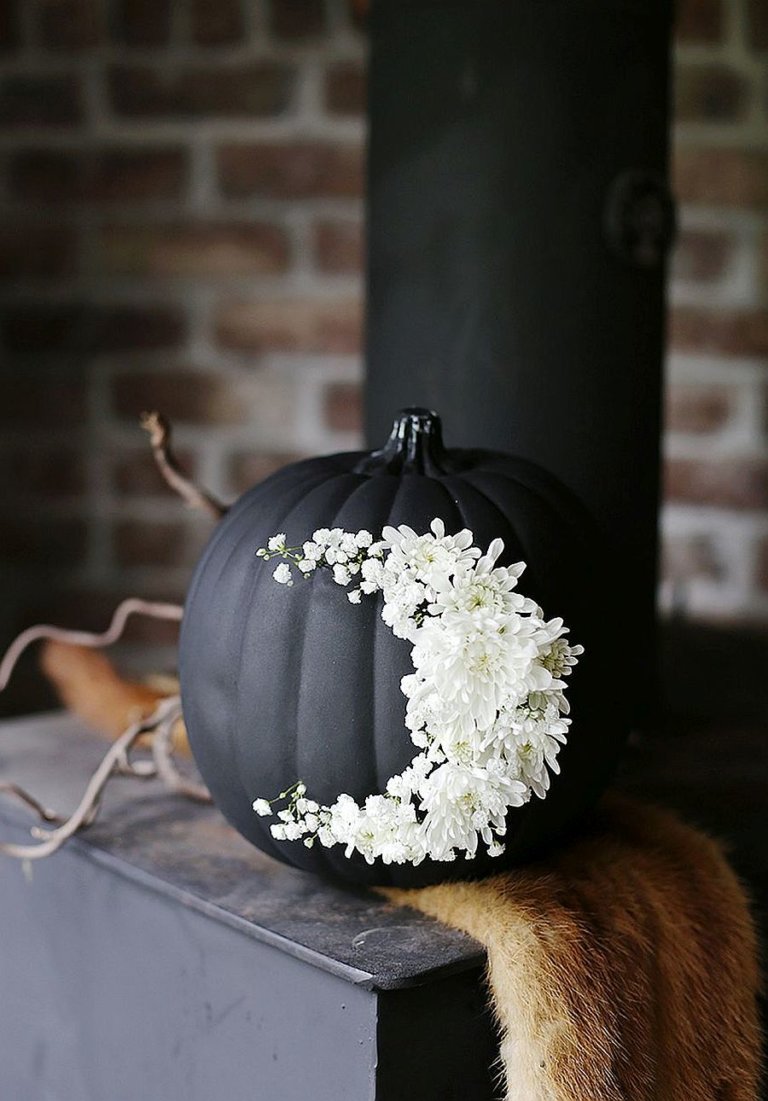 Sự pha trộn đơn giản giữa họa tiết hoa và bí ngô sơn đen có thể tạo ra một tác phẩm trang trí đáng yêu cho mùa Halloween 2020.