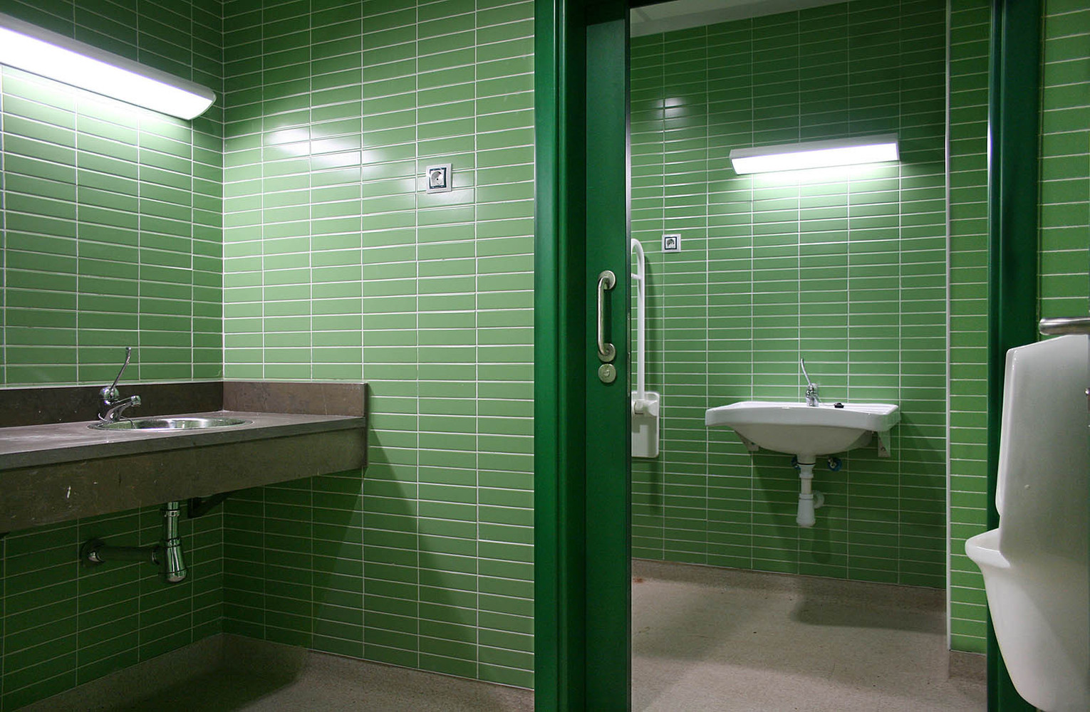 Sàn phòng tắm cần được lát bằng các vật liệu chống trơn trượt.
