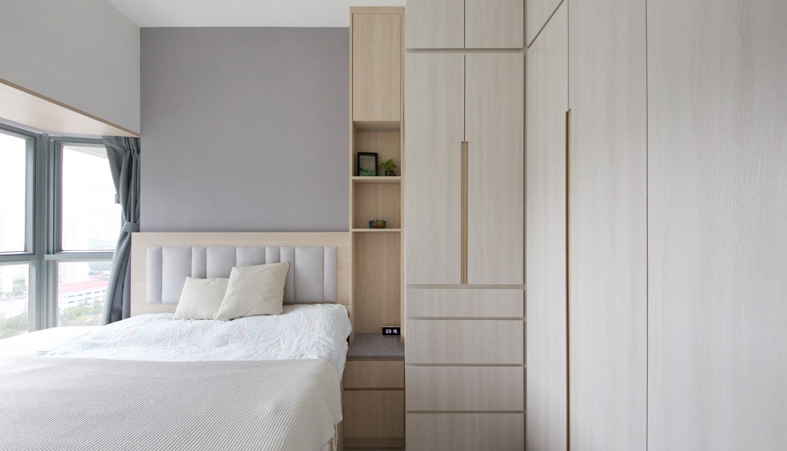 Trong phòng ngủ chính, bàn trang điểm được thiết kế dạng ẩn và giường có thể gấp đôi ​ làm ghế khi cần thiết.