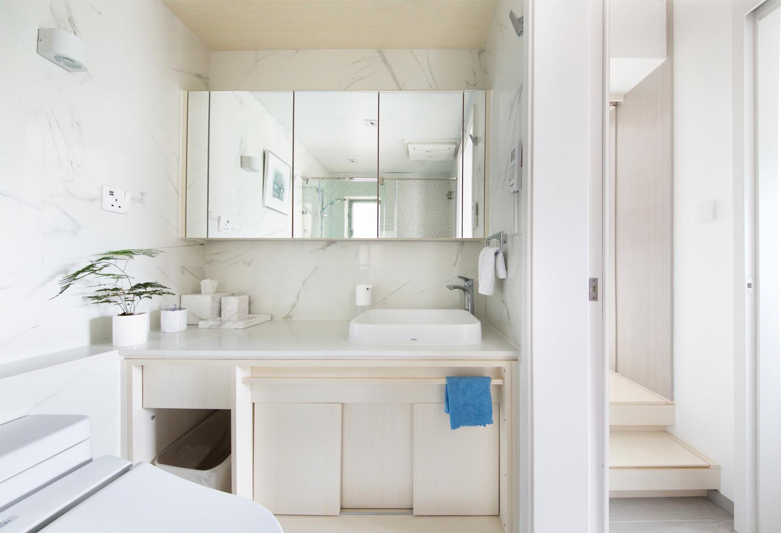 Phòng tắm với những bức tường lát đá cẩm thạch, được mô phỏng theo thẩm mỹ của một khách sạn boutique.
