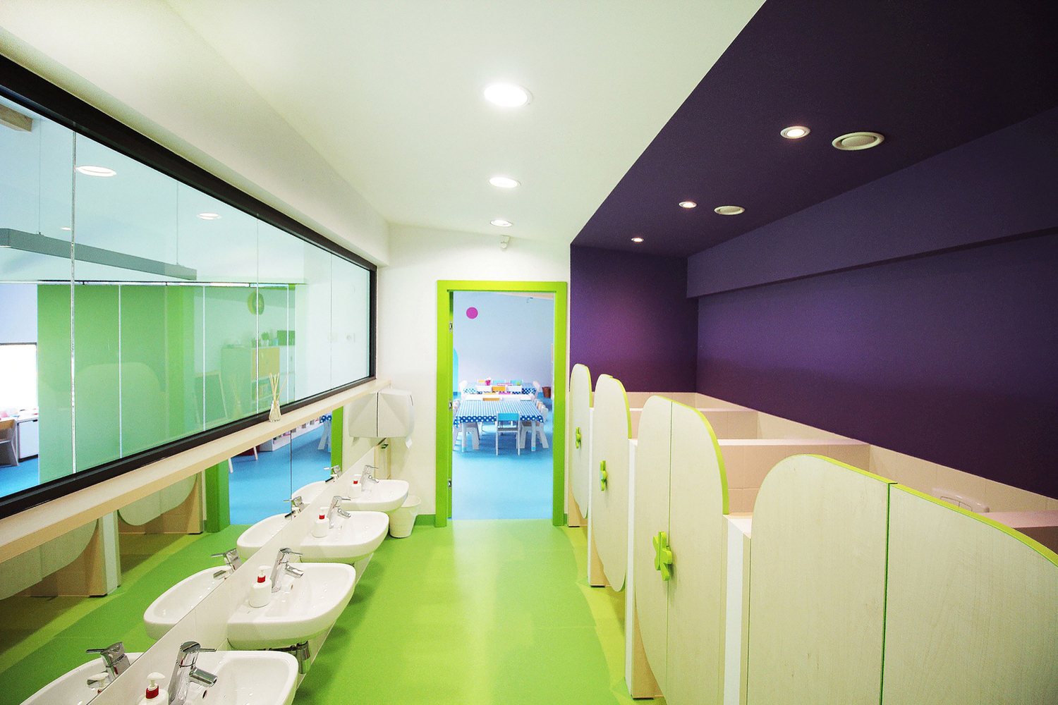 khu vực phòng vệ sinh cho bé rực rỡ sắc màu với nhiều ngăn buồng khác nhau