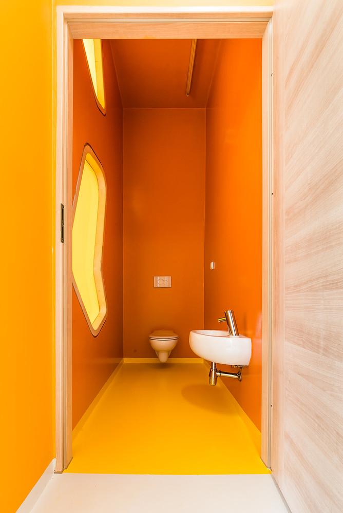 phòng vệ sinh cho bé với tường màu vàng nghệ ấn tượng