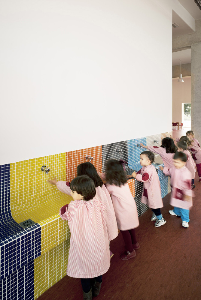 nhà vệ sinh công cộng cho trẻ em với gạch ốp lát rực rỡ sắc màu